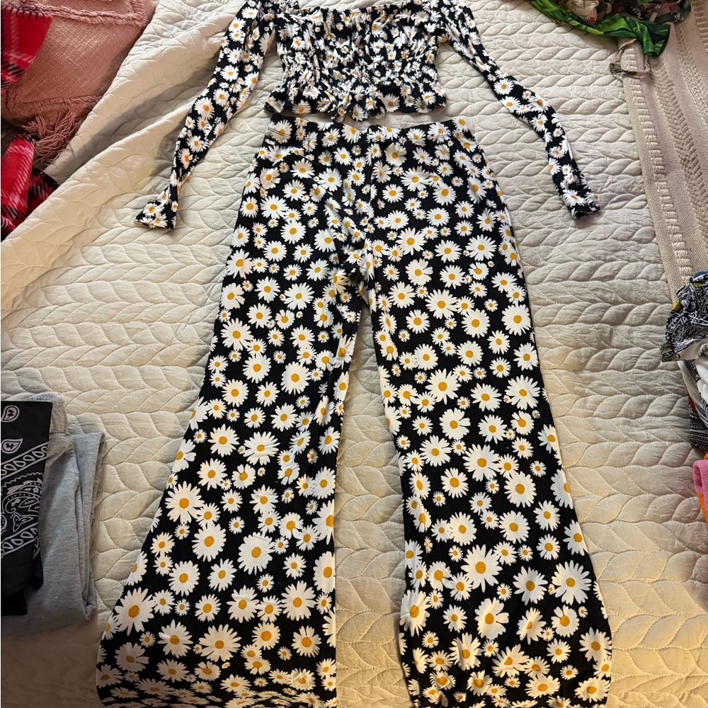 Forever 21 Black and White Daisy 2 piece